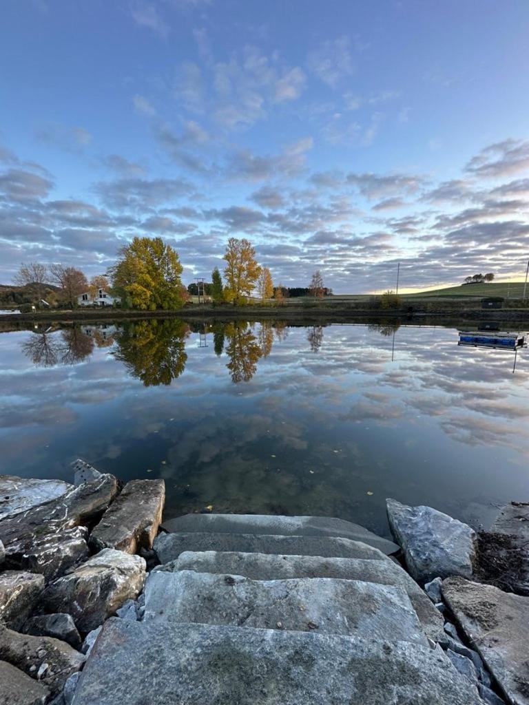 Saga, Et Unikt, Sjarmerende Badehotell Med Fa Rom, Sauna Og Badebrygge - Inderoy Straumen  ภายนอก รูปภาพ