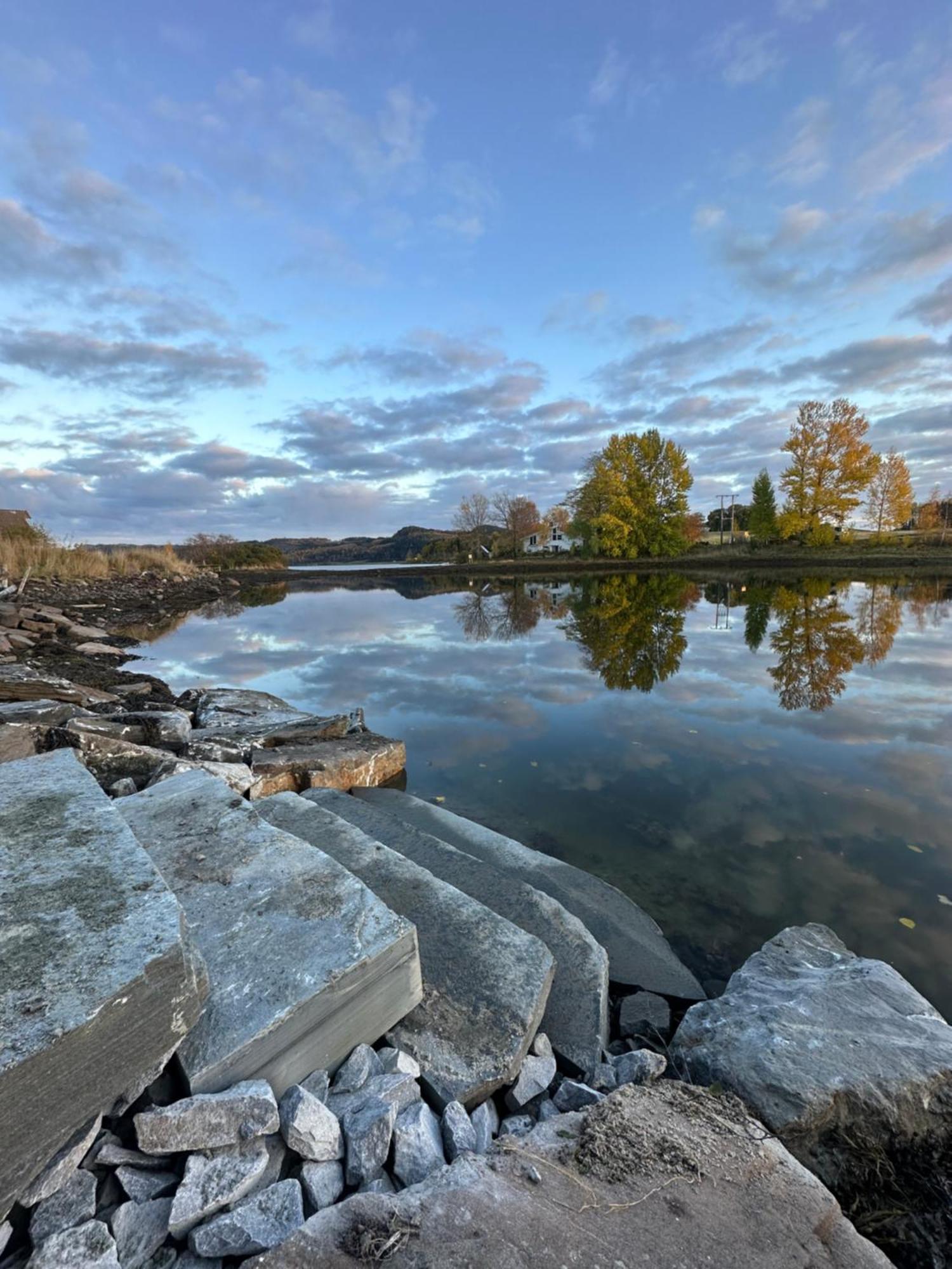 Saga, Et Unikt, Sjarmerende Badehotell Med Fa Rom, Sauna Og Badebrygge - Inderoy Straumen  ภายนอก รูปภาพ