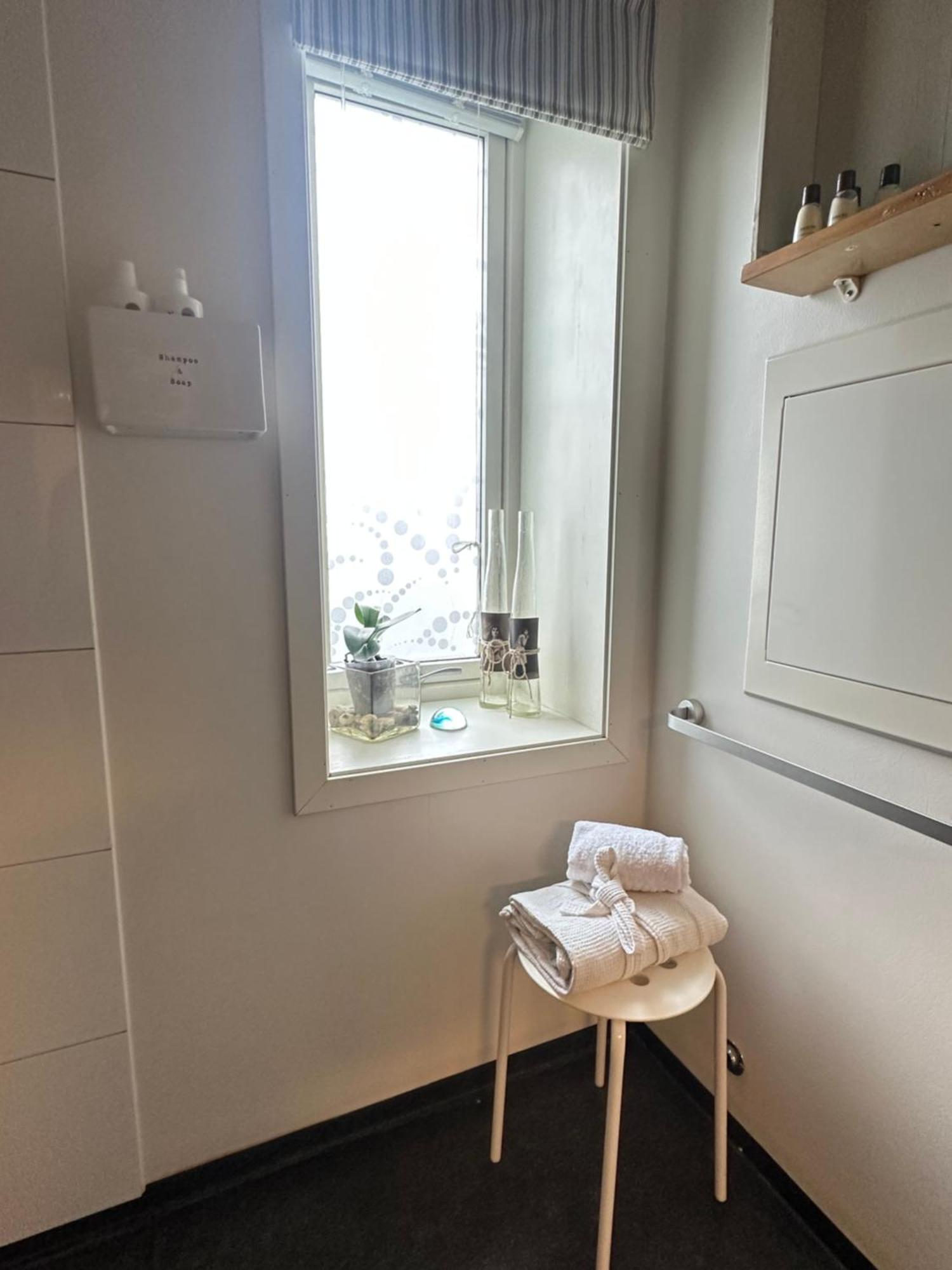 Saga, Et Unikt, Sjarmerende Badehotell Med Fa Rom, Sauna Og Badebrygge - Inderoy Straumen  ภายนอก รูปภาพ