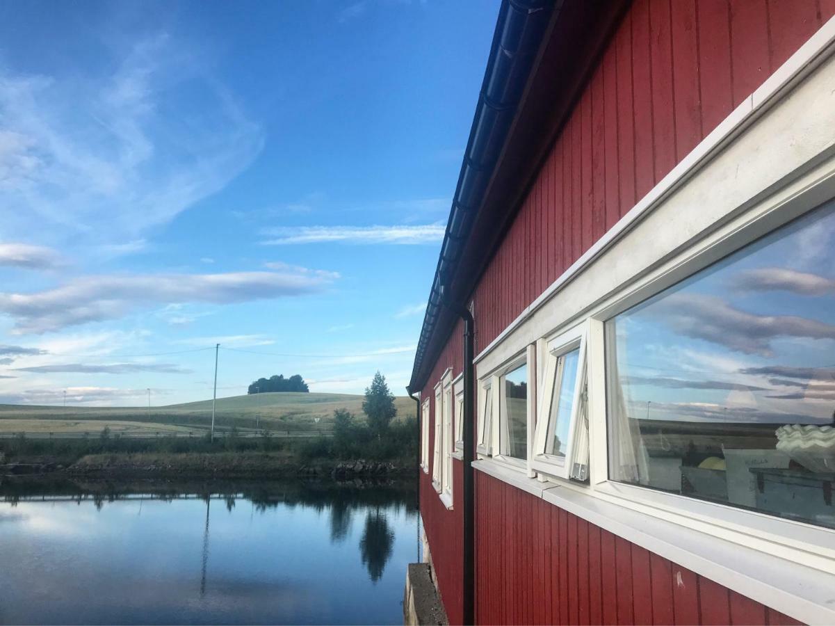 Saga, Et Unikt, Sjarmerende Badehotell Med Fa Rom, Sauna Og Badebrygge - Inderoy Straumen  ภายนอก รูปภาพ